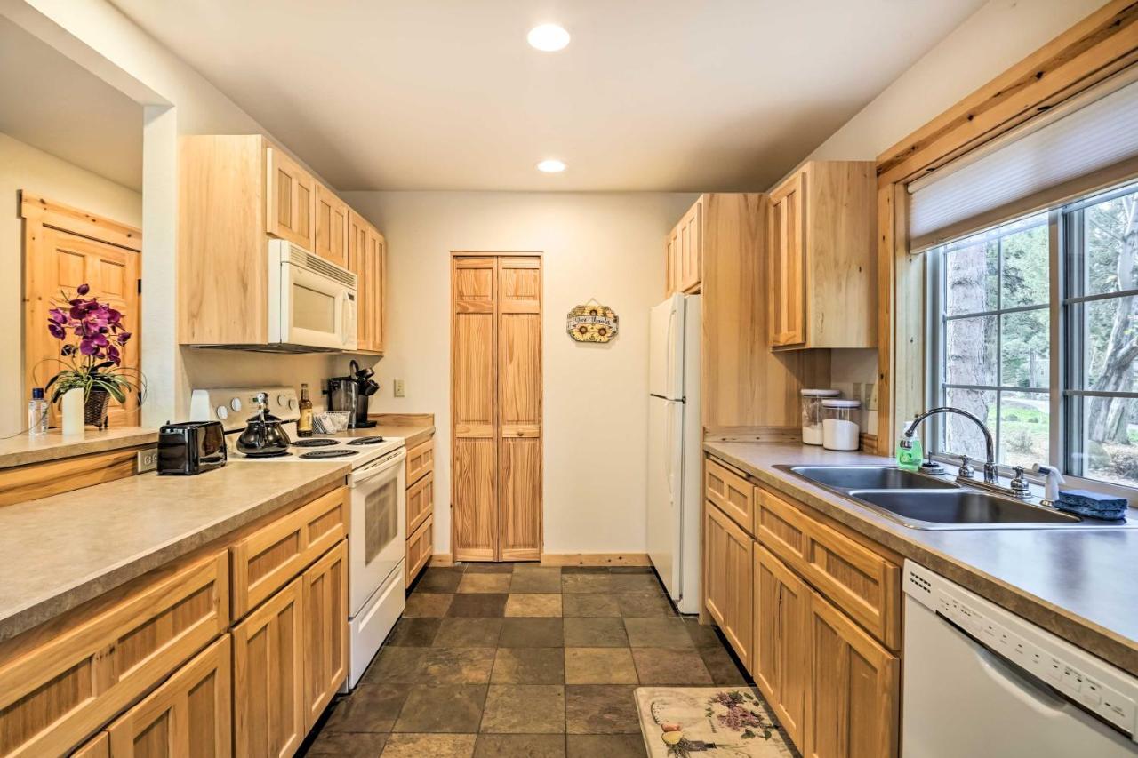 Chalet At Running Y Resort With Wraparound Deck! Klamath Falls Exterior foto